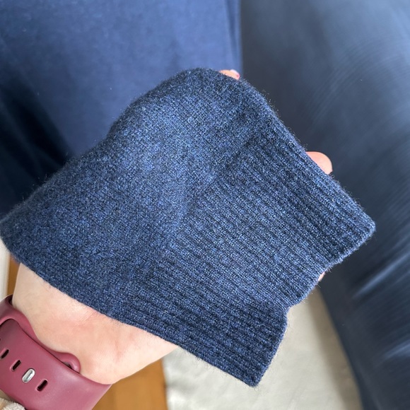 Neiman Marcus Men’s Blue Cashmere V-Neck Pullover Sweater - Picture 5 of 7